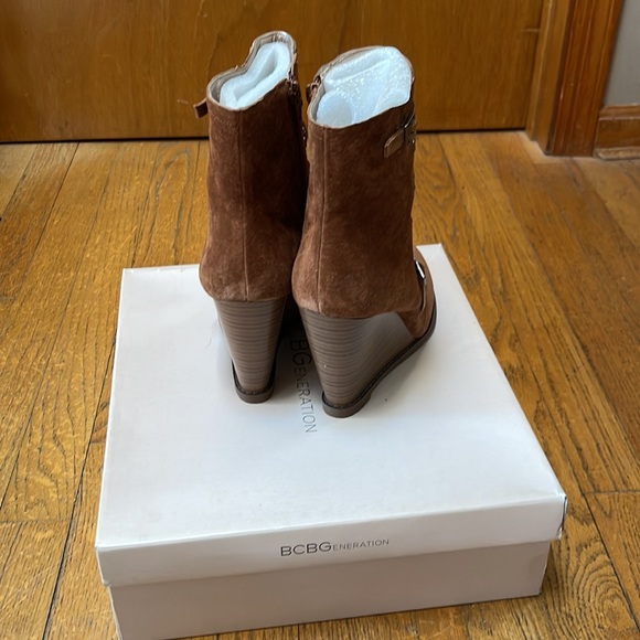 NIB BCBGeneration suede ankle booties. Size 8 - Picture 4 of 5